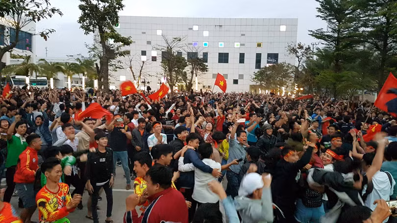 Người dân cả nước đang đổ ra đường mừng chiến thắng của U23 Việt Nam ảnh 2