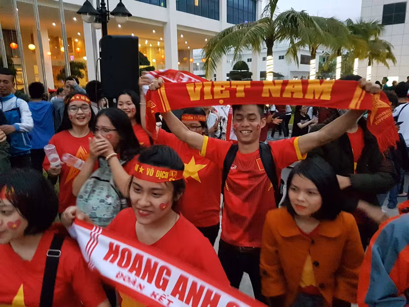 Người dân cả nước đang đổ ra đường mừng chiến thắng của U23 Việt Nam ảnh 4