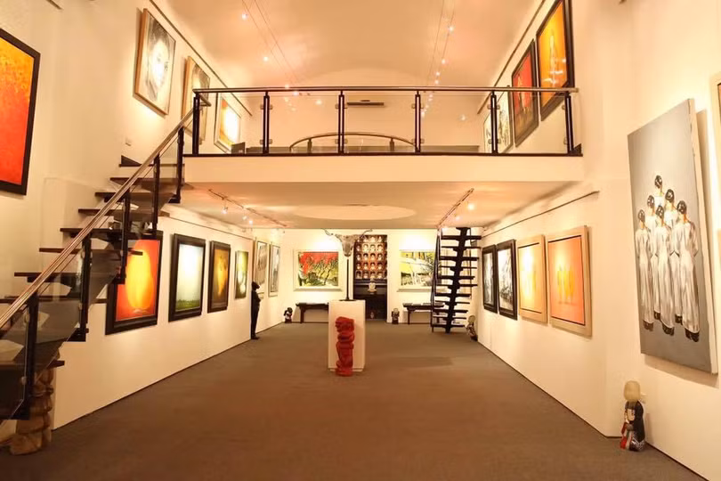 Về cơ bản, chủ các gallery chuyên trưng bày và bán các tác phẩm mỹ thuật cũng không phải là nghệ sĩ Về cơ bản, chủ các gallery chuyên trưng bày và bán các tác phẩm mỹ thuật cũng không phải là nghệ sĩ