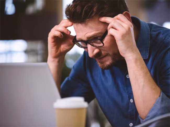 bạn cần cho mắt nghỉ ngơi sau nhiều giờ làm việc trước máy tính