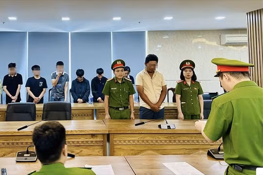 Công an TP Đà Nẵng tống đạt quyết định khởi tố đối với các bị can. Ảnh Công an Đà Nẵng.