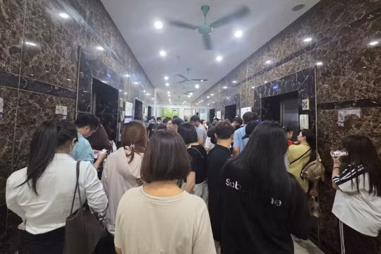 Cư dân chung cư CT12B Hà Nội bức xúc vì phí tăng bất ngờ, thang máy dừng dịch vụ