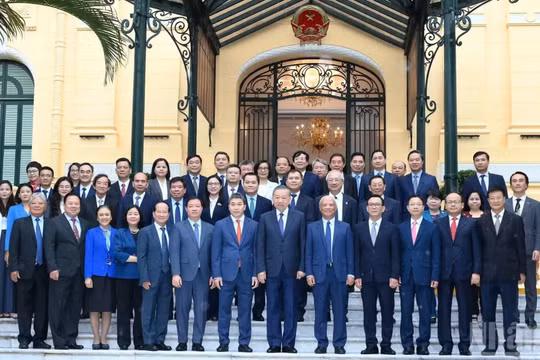 Tổng Bí thư, Chủ tịch nước Tô Lâm gặp gỡ Ban Chấp hành Liên hiệp các tổ chức hữu nghị Việt Nam khóa VII và các đại biểu. Ảnh: Nhân Dân.