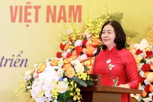 Chủ tịch Ủy ban Trung ương Mặt trận Tổ quốc Việt Nam Bùi Thị Minh Hoài đến dự Đại hội và tham quan gian trưng bày tại Đại hội IX Liên hiệp Hội Việt Nam.