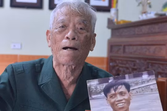 Bức ảnh ông Cử được phóng viên người Pháp chụp trưa 30/4/1975. Ảnh: Quỳnh An.