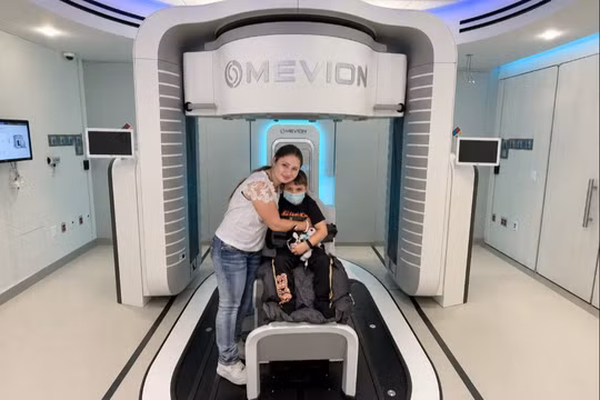 Bé Stephen De La Torre, 7 tuổi, là người đầu tiên được xạ trị bằng “siêu máy” xạ trị Proton tại Mỹ. Ảnh: Phong Lan.