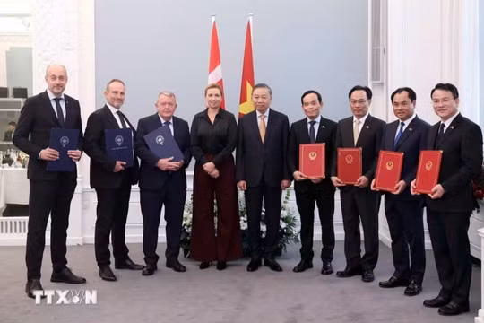 Tổng bí thư, Chủ tịch nước Tô Lâm và Thủ tướng Đan Mạch Frederiksen chứng kiến lễ trao các văn kiện hợp tác giữa các bộ, ngành, cơ quan và doanh nghiệp hai nước. Ảnh: TTXVN.