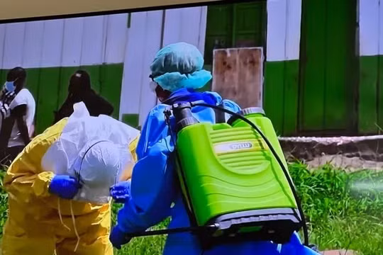 Khử khuẩn sau khi có bệnh nhân Ebola tử vong.