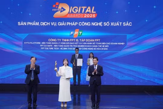 Những chiếc cup và chứng nhận tại Vietnam Digital Awards 2025 đánh dấu thành tích của FPT IS ở 3 lĩnh vực chuyển đổi số đặc thù.