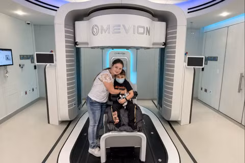 Bé Stephen De La Torre, 7 tuổi, là người đầu tiên được xạ trị bằng “siêu máy” xạ trị Proton tại Mỹ. Ảnh: Phong Lan.