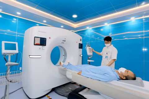 Bệnh viện Trung ương Huế trang bị nhiều hệ thống máy móc hiện đại chuyên sâu về ung bướu như máy xạ trị gia tốc tuyến tính (Elekta Synergy, Axessee Elekta), hệ thống Cyclotron và PET/CT, cùng các máy chẩn đoán hình ảnh tiên tiến như CT 128 lát cắt và máy MRI do Công ty Việt Mỹ cung cấp. Ảnh: Bệnh viện Trung ương Huế.
