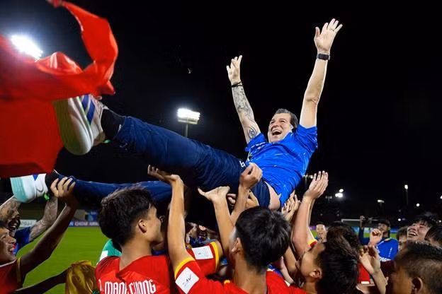 HLV Cristiano Roland hiện cũng đang làm công tác đào tạo trẻ tại Hà Nội FC.