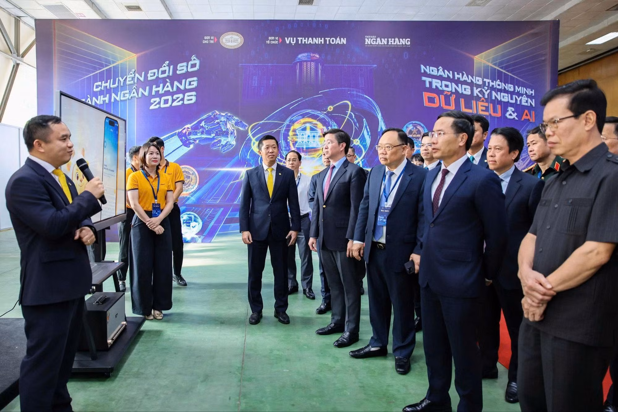 Ông Đặng Công Hoàn - Phó Tổng Giám đốc LPBank giới thiệu về ứng dụng LPBank Plus trước các đại biểu tham dự chương trình.