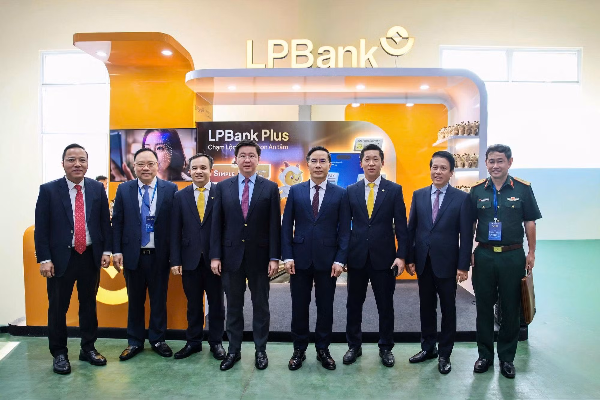 Ông Vũ Quốc Khánh - Tổng Giám đốc LPBank đón đoàn đại biểu gồm: ông Phạm Đức Ấn - Ủy viên Ban Chấp hành Trung ương Đảng, Thống đốc Ngân hàng Nhà nước Việt Nam; ông Bùi Hoàng Phương - Ủy viên dự khuyết Ban Chấp hành Trung ương Đảng, Thứ trưởng Bộ Khoa học và Công nghệ; ông Phạm Tiến Dũng - Phó Thống đốc Ngân hàng Nhà nước Việt Nam; ông Nguyễn Hoàng Long – Thứ trưởng Bộ Ngoại giao, cùng đại diện lãnh đạo các cơ quan, đơn vị tại gian hàng LPBank.