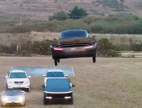 Hãng ô tô bay 11 năm tuổi chế giễu chiếc Tesla Roadster