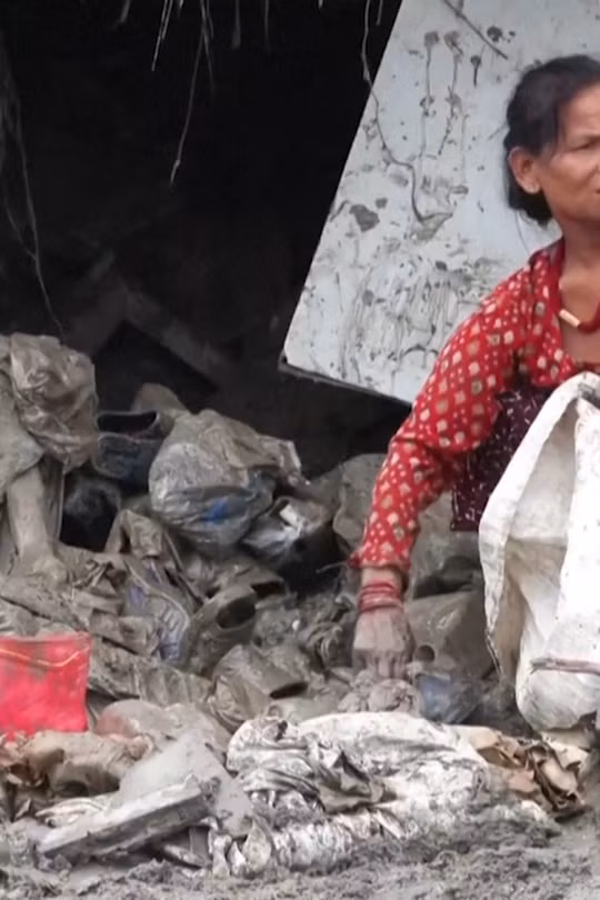 Người dân Nepal bới tung bùn đất tìm lại đồ đạc sau thảm họa
