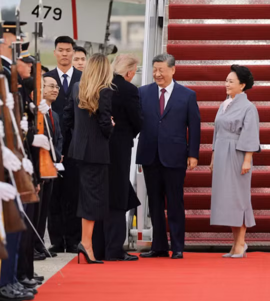 Tổng thống Mỹ Donald Trump và Đệ nhất phu nhân Melania Trump chào đón Chủ tịch Trung Quốc Tập Cận Bình và phu nhân Bành Lệ Viện khi họ đến trước chuyến thăm cấp nhà nước tại Căn cứ Liên hợp Andrews, Maryland, Mỹ, ngày 23/9. Ảnh: Reuters.