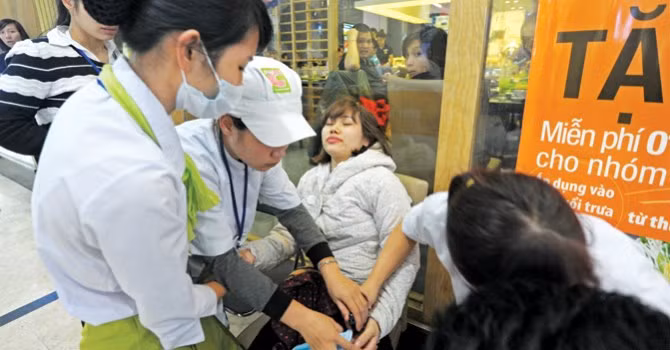 Hơn 20 người phải vào viện trong đó có bao gồm nhân viên và khách hàng.