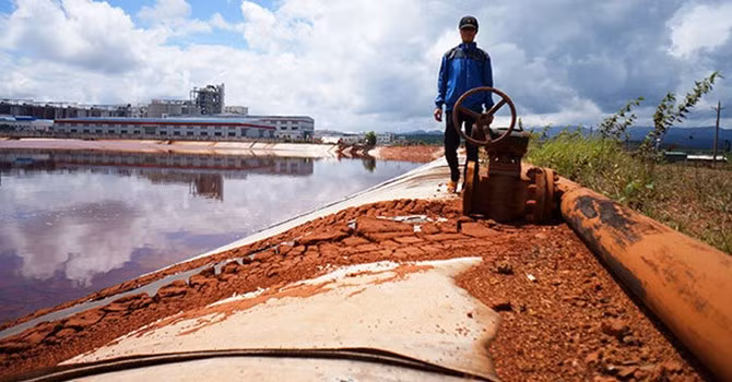 Bùn đỏ vương vãi, chỉ cần mưa lớn là bị rửa trôi và chảy tràn ra ngoài.