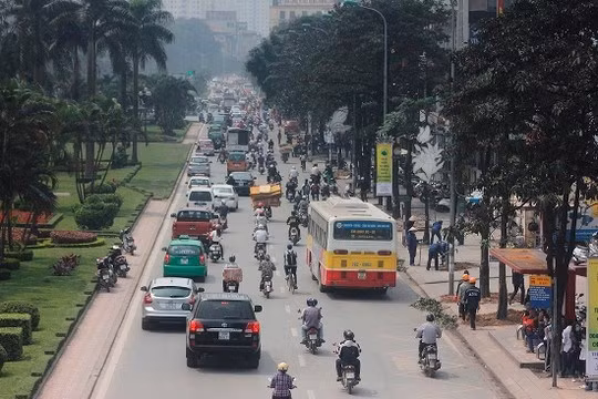 Hàng cây xanh rợp bóng mát, giúp đường Nguyễn Chí Thanh trở thành 