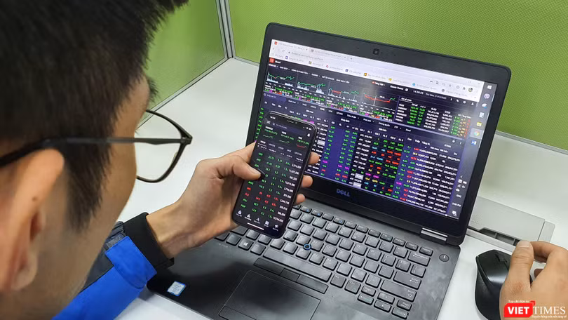 Nhà đầu tư F0 - "thế lực" mới trên thị trường chứng khoán Việt Nam năm 2020 Nhà đầu tư F0 - "thế lực" mới trên thị trường chứng khoán Việt Nam năm 2020
