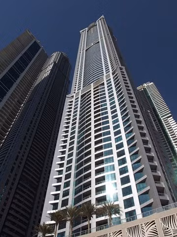 Tòa nhà bị cháy còn có tên khác là Dubai Torch hay chỉ đơn giản là The Torch. Nó trở thành tòa nhà chung cư cao nhất thế giới trong năm 2011 với chiều cao 336,1 m. Video Hiện trường vụ cháy cao ốc ở Dubai Tòa nhà 79 tầng ở Dubai bất ngờ bốc cháy khiến kính và các đồ vật khác bao trùm khu vực quanh tòa nhà cao 330 m. Cháy tòa nhà chung cư cao nhất thế giới Một ngọn lửa đã bùng lên tại tòa nhà chọc trời Torch ở Dubai, Các tiểu vương quốc Arab thống nhất (UAE), một trong những tòa nhà chung cư cao nhất thế giới.
