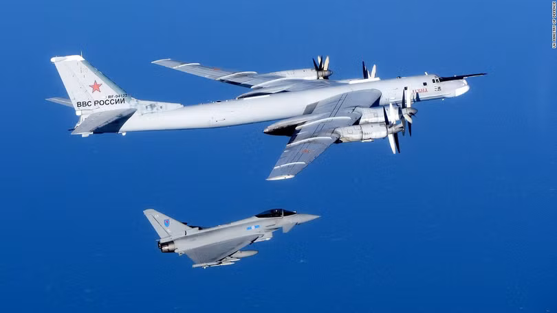 May bay Typhoons của RFA bay ngăn chặn và theo dõi Tu 95 của Nga.