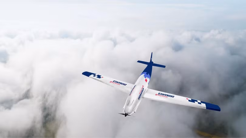 UAV Thiên Nga đen có thể bay trên cự ly trung bình, hạ cánh trên đường băng ngắn. Ảnh Engineering Interesting. UAV Thiên Nga đen có thể bay trên cự ly trung bình, hạ cánh trên đường băng ngắn. Ảnh Engineering Interesting.