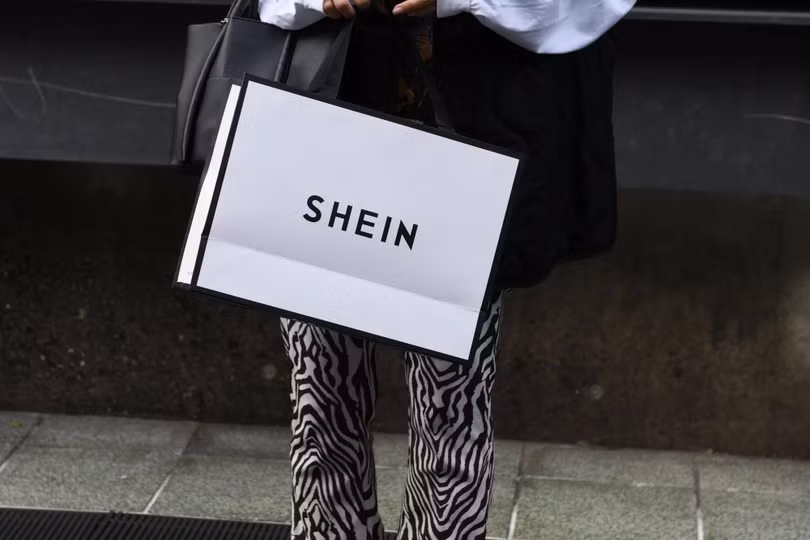 Shein đã đạt được thành công lớn bằng phương pháp nhắm mục tiêu đến người tiêu dùng nước ngoài đồng thời tận dụng mối quan hệ với các nhà máy Trung Quốc để đưa ra mức giá hấp dẫn cho những sản phẩm thời trang nhanh. Ảnh: Bloomberg Shein đã đạt được thành công lớn bằng phương pháp nhắm mục tiêu đến người tiêu dùng nước ngoài đồng thời tận dụng mối quan hệ với các nhà máy Trung Quốc để đưa ra mức giá hấp dẫn cho những sản phẩm thời trang nhanh. Ảnh: Bloomberg