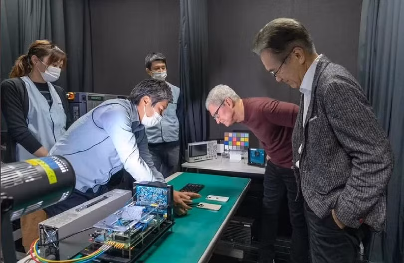 CEO Tim Cook thăm nhà máy sản xuất của Sony. Ảnh Tech Wire Asia. 
