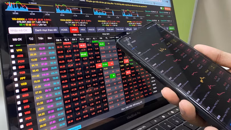 VN-Index đi ngang ở vùng 1.300 điểm: Tích luỹ hay kéo xả? 