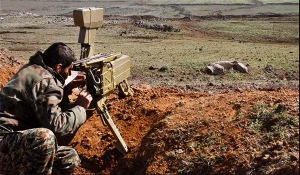 Binh sĩ Syria sử dụng thiết bị quang - ảnh nhiệt trinh sát mục tiêu
