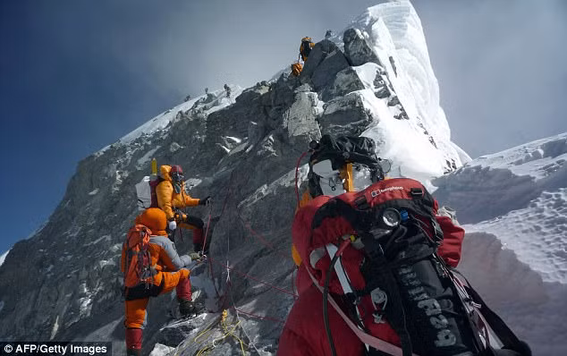Các vận động viên leo núi chinh phục đỉnh Everest