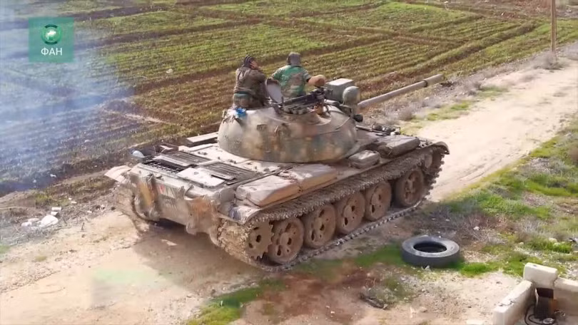 Xe tăng quân đội Syria cơ động trên chiến trường tỉnh Idlib. Anh minh họa Muraselon