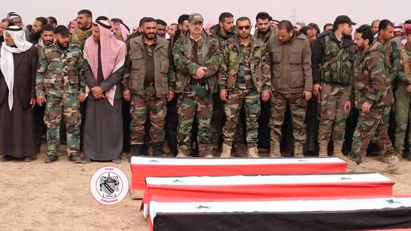 Quân đội Syria đưa tang các binh sĩ, những người đã thiệt mạng vì cuộc không kích của Mỹ ở Deir Ezzor. Ảnh Muraselon