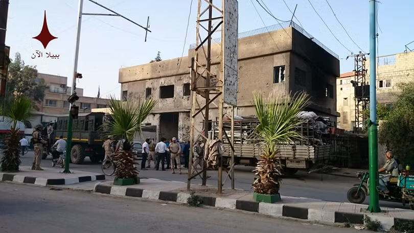 Một số binh si Syria bị bắt giữ vì đã cướp bóc ở quận Trại tị nạn Yarmouk và Hajar Al-Aswad. Một số binh si Syria bị bắt giữ vì đã cướp bóc ở quận Trại tị nạn Yarmouk và Hajar Al-Aswad.