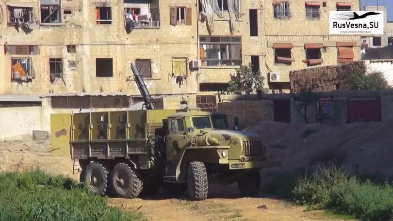 Xe quét mìn UR - 83 tân công IS trong khu vực quận Yarmouk. Anh video Rusvessna