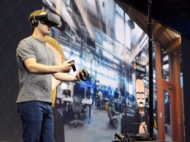 Ông chủ Facebook Mark Zuckerberg thử thiết bị Oculus 