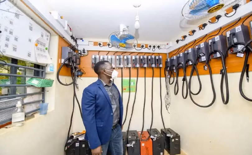 Trạm sạc và hoán đổi pin ở Kampala, Uganda. Ảnh Electrek. Trạm sạc và hoán đổi pin ở Kampala, Uganda. Ảnh Electrek.