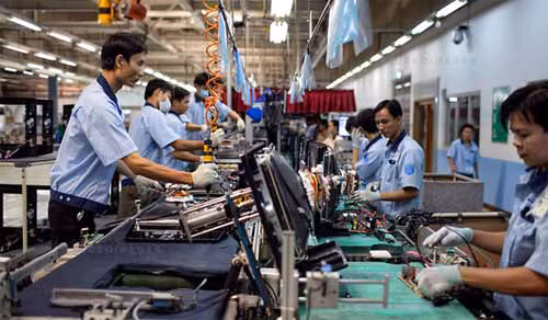 Xếp hàng mua smartphone Việt như iPhone: Chuyện đùa? ảnh 1