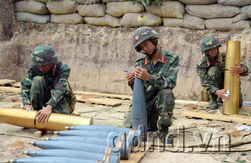 Chuẩn bị đạn cho Pháo 130mm