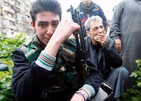 Nóng: Hàng trăm chiến binh khủng bố đầu hàng quân đội Syria 