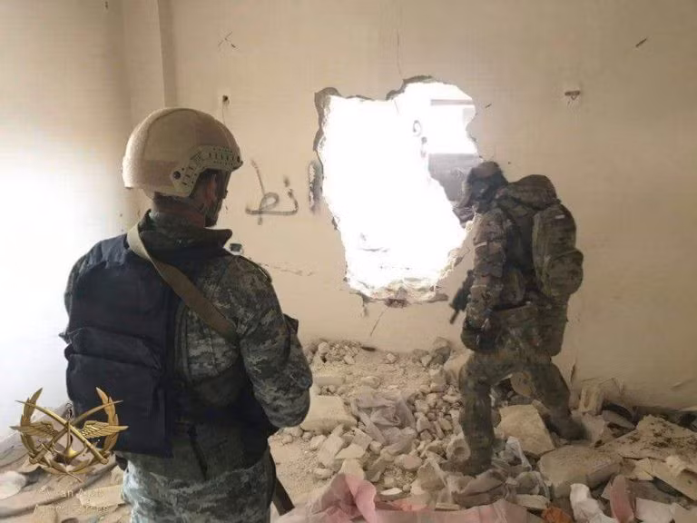 Lính đánh thuê Nga huấn luyện binh sĩ đơn vị vũ trang địa phương ở Syria. 