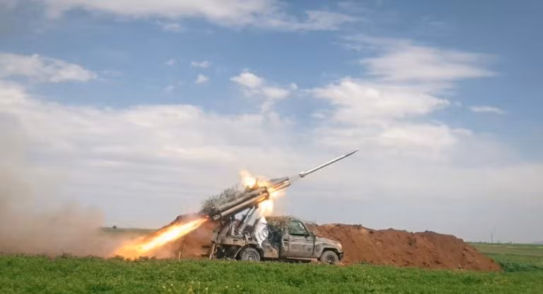 Lực lượng Hồi giáo cực đoan phóng tên lửa tự chế vào chiến tuyến quân đội Syria. Ảnh minh họa South Front