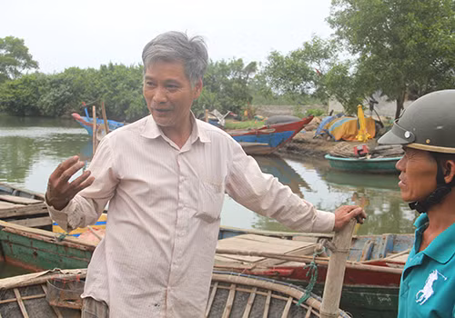 Ngư dân Nguyễn Xuân Thảo (xã Lộc Vĩnh) cho hay, sau khi xuất hiệncá chết, nhiều hộ dân đã phơi thuyền, không ra khơi đánh cá. Ảnh:Đắc Đức.