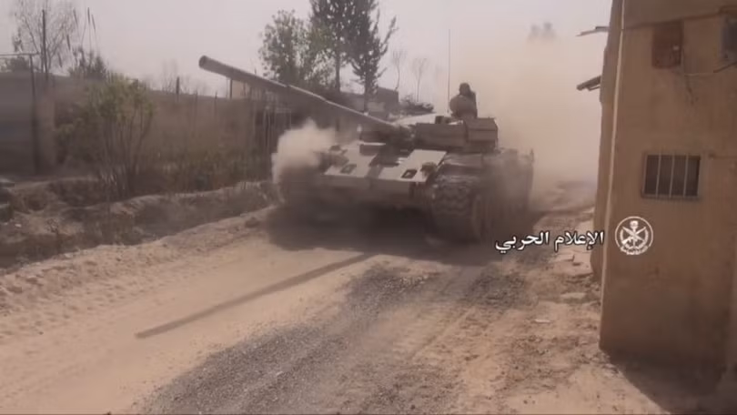 Xe tăng T-72 quân đội Syria hành quân về khu vực thị trấn thành phố Douma. ảnh minh họa video