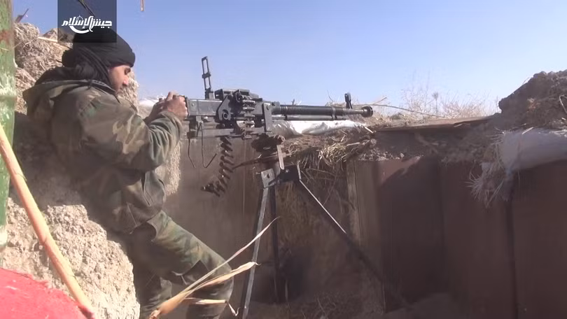 Một tay súng thuộc nhóm Jaysh Al-Islam quyết chống trả quân đội Syria - ảnh minh họa video