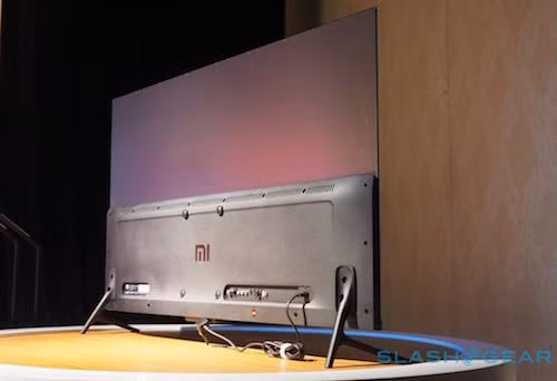 Mặt sau TV khá gọn gàng, nhưng nửa dưới vẫn dày do có các thành phần khác ngoài tấm nền. Mặt sau TV khá gọn gàng, nhưng nửa dưới vẫn dày do có các thành phần khác ngoài tấm nền.