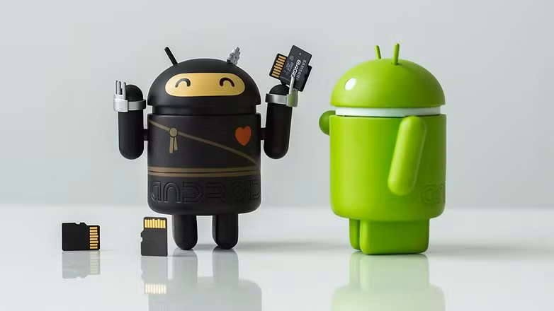 Android hỗ trợ thẻ microSD. Nếu bạn muốn lưu trữ nhiều hơn trên iPhone thì bạn phải xóa bớt các nội dung cũ hoặc mua điện thoại khác. Trong khi với thiết bị Android, bạn chỉ cần mua thêm thẻ microSD. Sự khác biệt giữ phiên bản iPhone 7 dung lượng 32GB và 256GB khoảng hơn 4 triệu đồng. Trong khi một chiếc thẻ microSD SanDisk Ultra 200 GB có giá khoảng 72USD (khoảng 1,63 triệu đồng).