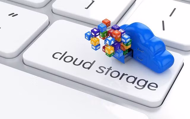 Android cung cấp dung lượng lưu trữ đám mây nhiều hơn. Google Drive cung cấp đầy đủ 15 GB dung lượng lưu trữ đám mây, trong khi iCloud chỉ cung cấp 5 GB, dung lượng đó là gần như không đủ để người dùng lưu trữ dữ liệu. Nếu bạn muốn tăng dung lượng lưu trữ iCloud, Apple không hào phóng như Google. Bạn sẽ phải trả phí 100USD (hơn 2 triệu đồng)/1 năm cho 50GB dung lượng lưu trữ thêm trên iCloud, trong khi bạn chỉ mất 24USD (khoảng 500 nghìn đồng)/1 năm để có dung lượng lưu trữ nhiều gấp đôi.